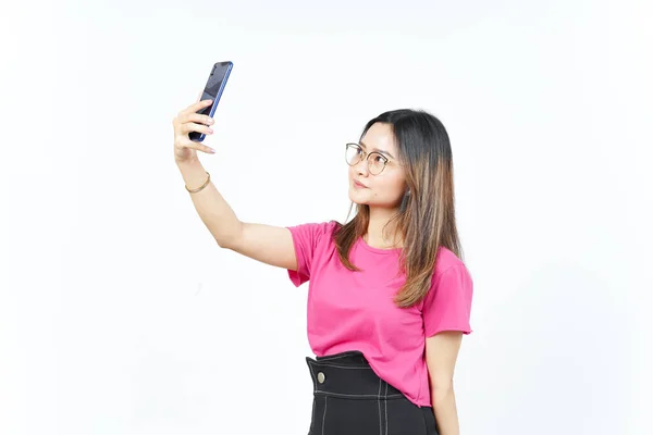 Beyaz Arka Planda Izole Edilmiş Güzel Asyalı Kadının Akıllı Telefonuyla — Stok fotoğraf