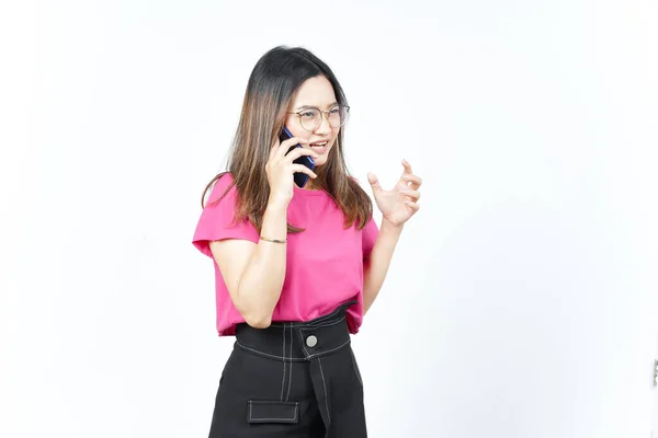 Akıllı Telefonda Konuşurken Asyalı Güzel Bir Kadının Öfkeli Yüzü Beyaz — Stok fotoğraf