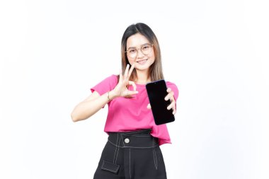 Beyaz Arkaplanda İzole Edilmiş Güzel Asyalı Kadın 'ın Boş Ekran Telefonundaki Uygulamaları veya İlanları Gösteriliyor