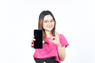 Beyaz Arkaplanda İzole Edilmiş Güzel Asyalı Kadın 'ın Boş Ekran Telefonundaki Uygulamaları veya İlanları Gösteriliyor