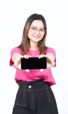 Beyaz Arkaplanda İzole Edilmiş Güzel Asyalı Kadın 'ın Boş Ekran Telefonundaki Uygulamaları veya İlanları Gösteriliyor