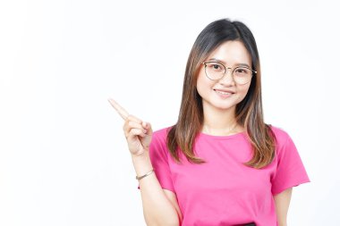 Ürün ve İşaret Tarafı Beyazda Tecrit Edilen Güzel Asyalı Kadın İşaretçisini Kullanıyor