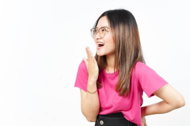 Ağzı kaplayan ve gülen beyaz arka planda izole edilmiş güzel Asyalı kadının yan görünüşü