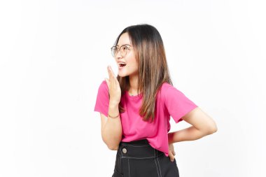 Ağzı kaplayan ve gülen beyaz arka planda izole edilmiş güzel Asyalı kadının yan görünüşü