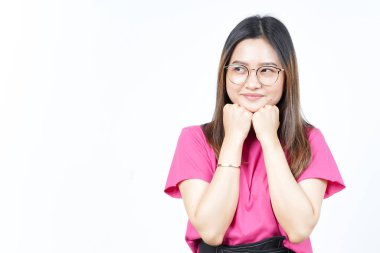 Beyaz arka planda tecrit edilmiş güzel Asyalı kadının düşünceli ve ilginç jestleri