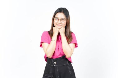Beyaz arka planda tecrit edilmiş güzel Asyalı kadının düşünceli ve ilginç jestleri