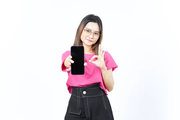 在空白屏幕上显示应用程序或广告 白色背景下的美丽亚洲女人的智能手机 — 图库照片