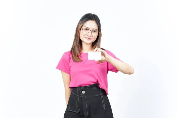 Κρατώντας Λευκή Τραπεζική Κάρτα Πιστωτική Κάρτα Της Όμορφης Ασιάτισσας Γυναίκας — Φωτογραφία Αρχείου