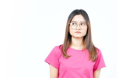 Beyaz arka planda tecrit edilmiş Asyalı güzel bir kadının kızgın yüz ifadesiyle başka yere bak.