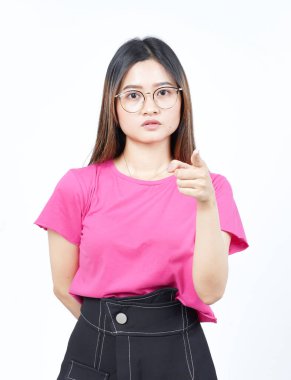 Kızgın yüz ifadesi ve beyaz arka planda izole edilmiş güzel bir Asyalı kadının kameraya çevrilmesi.