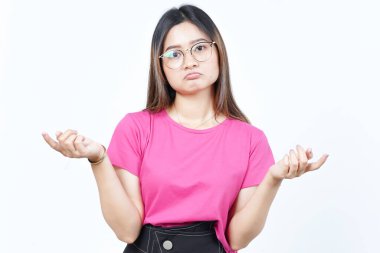 Şaşkın, beyaz arka planda tecrit edilmiş güzel bir Asyalı kadının el hareketi bilmiyorum.