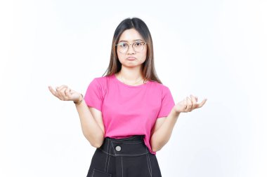 Şaşkın, beyaz arka planda tecrit edilmiş güzel bir Asyalı kadının el hareketi bilmiyorum.