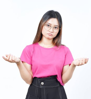 Şaşkın, beyaz arka planda tecrit edilmiş güzel bir Asyalı kadının el hareketi bilmiyorum.