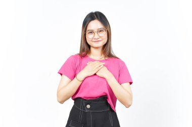 Beyaz arka planda izole edilmiş güzel Asyalı kadının minnet dolu jestleri.