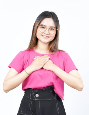 Beyaz arka planda izole edilmiş güzel Asyalı kadının minnet dolu jestleri.