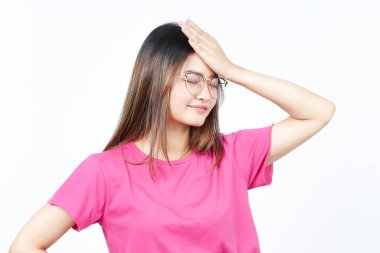 Beyaz arka planda tecrit edilmiş güzel bir Asyalı kadının jestini unut.