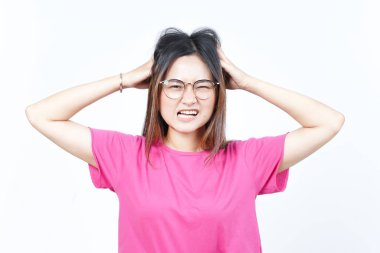 Öfkeli, stresli ve beyaz arka planda tecrit edilmiş güzel Asyalı Kadın Saçları Çekiyor