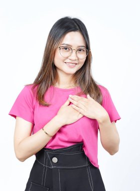 Beyaz arka planda izole edilmiş güzel Asyalı kadının minnet dolu jestleri.
