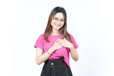 Beyaz arka planda izole edilmiş güzel Asyalı kadının minnet dolu jestleri.