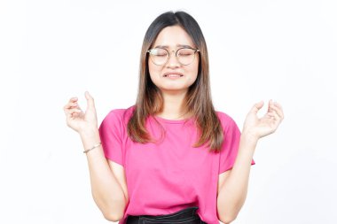 Beyaz arka planda tecrit edilmiş Güzel Asyalı Kadın 'ın Ağlayan Üzgün Yüzü