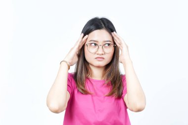 Beyaz arka planda tecrit edilmiş güzel bir Asyalı kadının baş ağrısı.