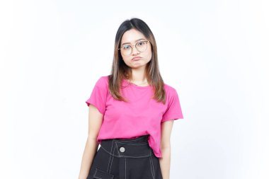 Beyaz arka planda tecrit edilmiş güzel Asyalı kadının üzgün yüz ifadesi