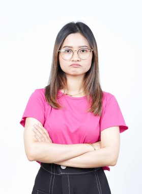 Beyaz arka planda tecrit edilmiş güzel Asyalı kadının üzgün yüz ifadesi