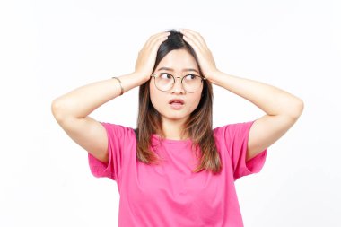 Eller kafanın üstünde. Beyaz arka planda tecrit edilmiş güzel bir Asyalı kadının ifadesiyle.