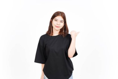 Sunan ve Gösteren Yan Ürünler Beyazın Üzerinde İzole Edilmiş Güzel Asyalı Kadın Başparmağını Kullanıyor