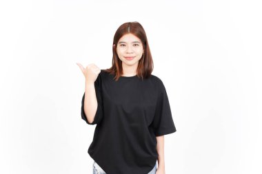 Sunan ve Gösteren Yan Ürünler Beyazın Üzerinde İzole Edilmiş Güzel Asyalı Kadın Başparmağını Kullanıyor