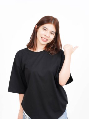 Sunan ve Gösteren Yan Ürünler Beyazın Üzerinde İzole Edilmiş Güzel Asyalı Kadın Başparmağını Kullanıyor