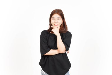 Kameraya bakıyor ve gülümsüyor Beyaz arka planda tecrit edilmiş güzel bir Asyalı kadının