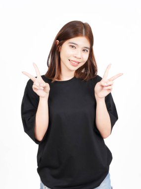 Beyaz arka planda izole edilmiş Güzel Asyalı Kadın 'ın Barış İşareti ve Gülümsemesi