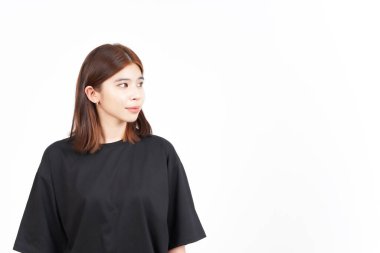 Gülümse ve beyaz arka planda tecrit edilmiş güzel Asyalı kadına bak.