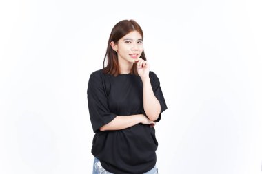 Beyaz arka planda izole edilmiş güzel Asyalı kadının gülümseyen ve kameraya bakan