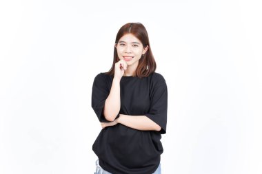 Beyaz arka planda izole edilmiş güzel Asyalı kadının gülümseyen ve kameraya bakan