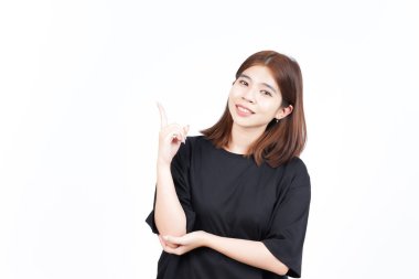 Ürün ve İşaret Tarafı Beyazda Tecrit Edilen Güzel Asyalı Kadın İşaretçisini Kullanıyor