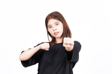 Yumruk yumruğa dövüşmek mi yoksa beyaz arka planda yalnız bırakılmış güzel Asyalı kadına kızgın olmak mı?