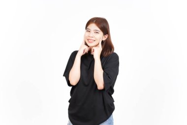 Gülümseyen yanak, beyaz arka planda yalnız bırakılmış güzel Asyalı kadının kamerasına bakıyor.