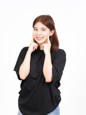 Gülümseyen yanak, beyaz arka planda yalnız bırakılmış güzel Asyalı kadının kamerasına bakıyor.