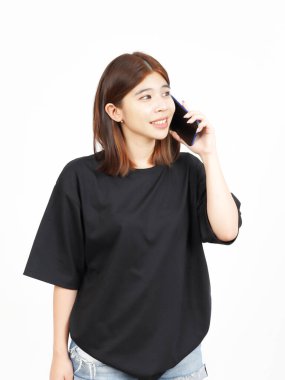 Telefonda konuşan ve beyaz arka planda tecrit edilmiş güzel Asyalı kadın hakkında heyecanlanan