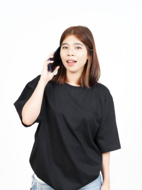 Telefonda konuşan ve beyaz arka planda tecrit edilmiş güzel Asyalı kadın hakkında heyecanlanan