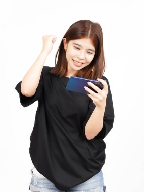 Beyaz Arkaplanda İzole Edilmiş Güzel Asyalı Kadın 'ın akıllı telefonuyla Mobil Oyun oynamak