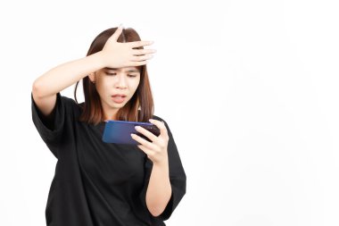 Beyaz Arkaplanda İzole Edilmiş Güzel Asyalı Kadın 'ın akıllı telefonuyla Mobil Oyun oynamak