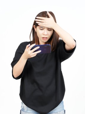 Beyaz Arkaplanda İzole Edilmiş Güzel Asyalı Kadın 'ın akıllı telefonuyla Mobil Oyun oynamak