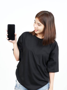 Beyaz Arkaplanda İzole Edilmiş Güzel Asyalı Kadın 'ın Boş Ekran Telefonundaki Uygulamaları veya İlanları Gösteriliyor