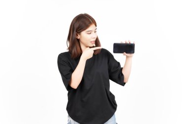 Beyaz Arkaplanda İzole Edilmiş Güzel Asyalı Kadın 'ın Boş Ekran Telefonundaki Uygulamaları veya İlanları Gösteriliyor