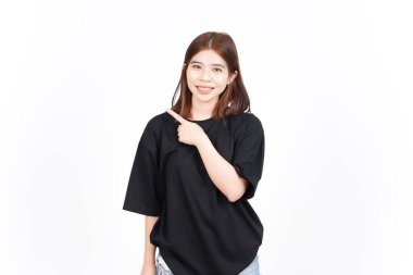 Ürün ve İşaret Tarafı Beyazda Tecrit Edilen Güzel Asyalı Kadın İşaretçisini Kullanıyor