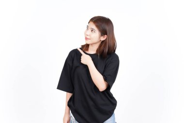 Ürün ve İşaret Tarafı Beyazda Tecrit Edilen Güzel Asyalı Kadın İşaretçisini Kullanıyor