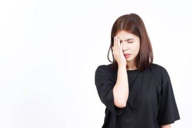 Acı çeken baş ağrısı, beyaz arka planda izole edilmiş güzel Asyalı kadının baş ağrısı.